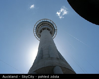 Auckland - SkyCity - pohled zdola